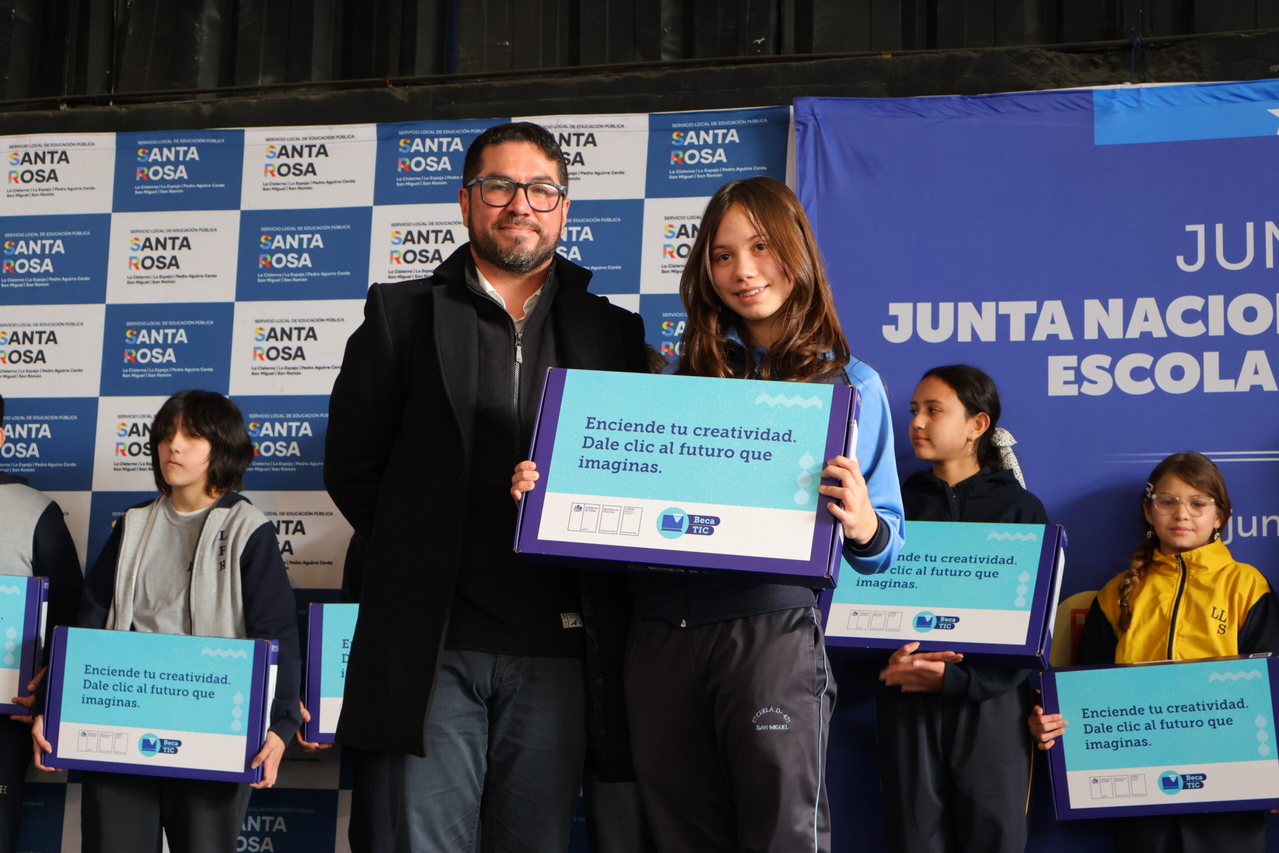 Entrega de computadores (Becas TIC) de JUNAEB en Liceo Betsabé Hormazábal de San Miguel