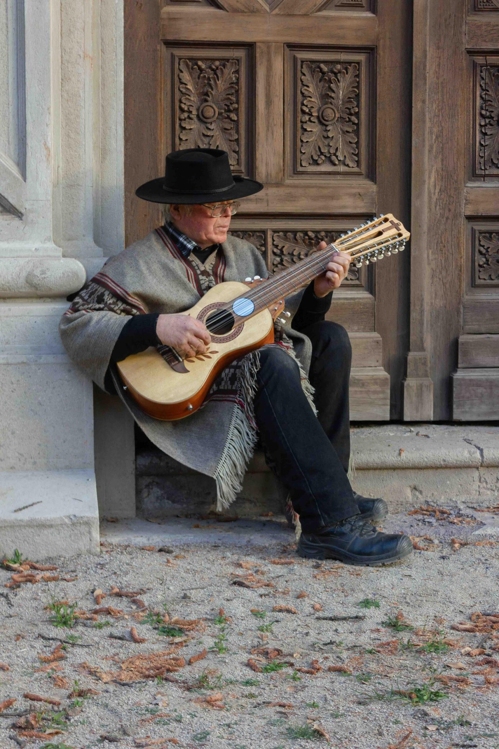 Cantor a lo poeta Juan Domingo Pérez Ibarra presenta su primer disco